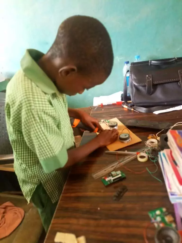 Nigerian primary school students built a music player from discarded parts